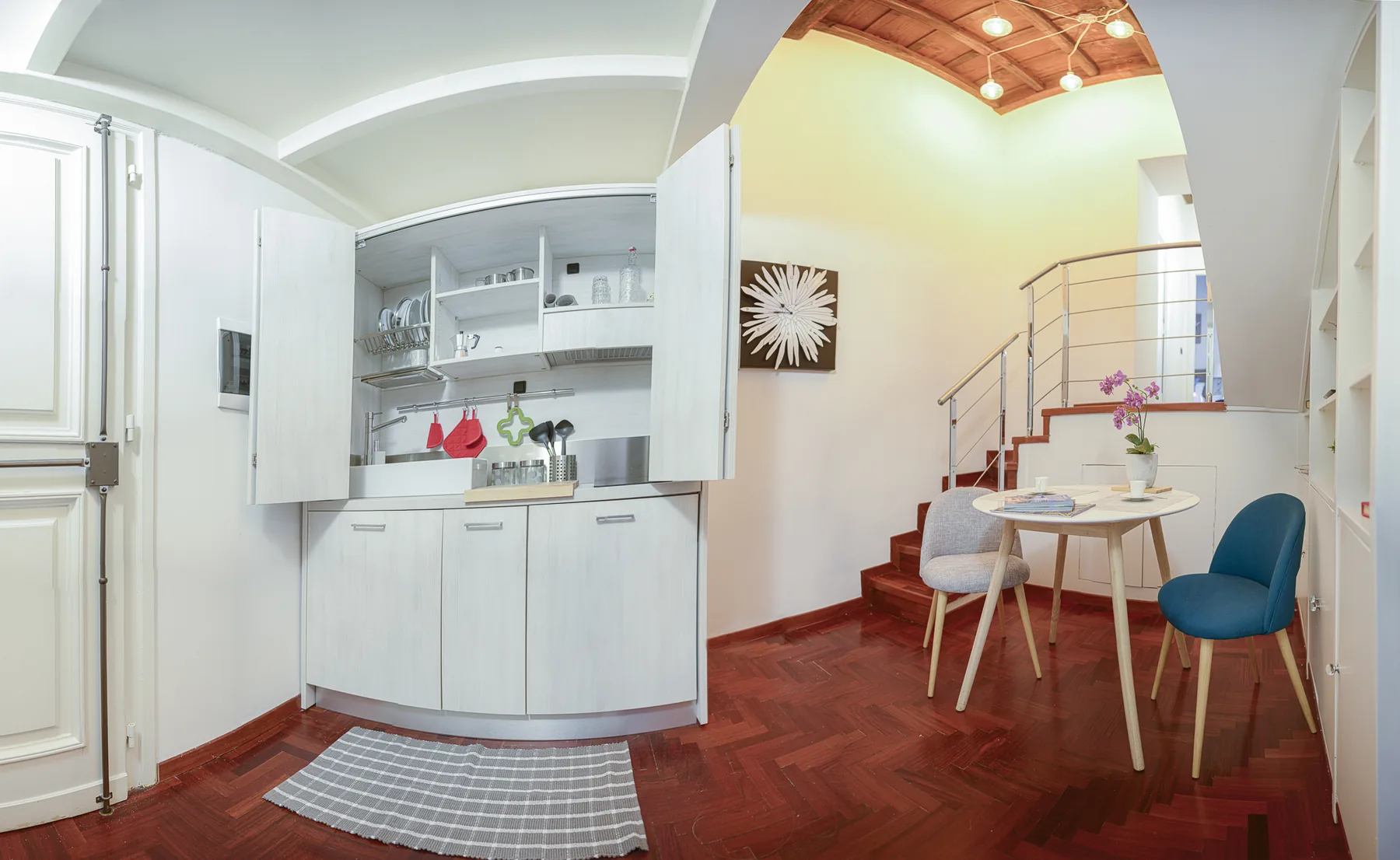 Fully equipped kitchen and dining area
